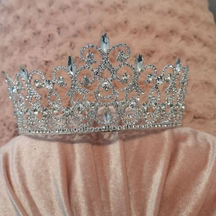 Tiara med strass, helt ny