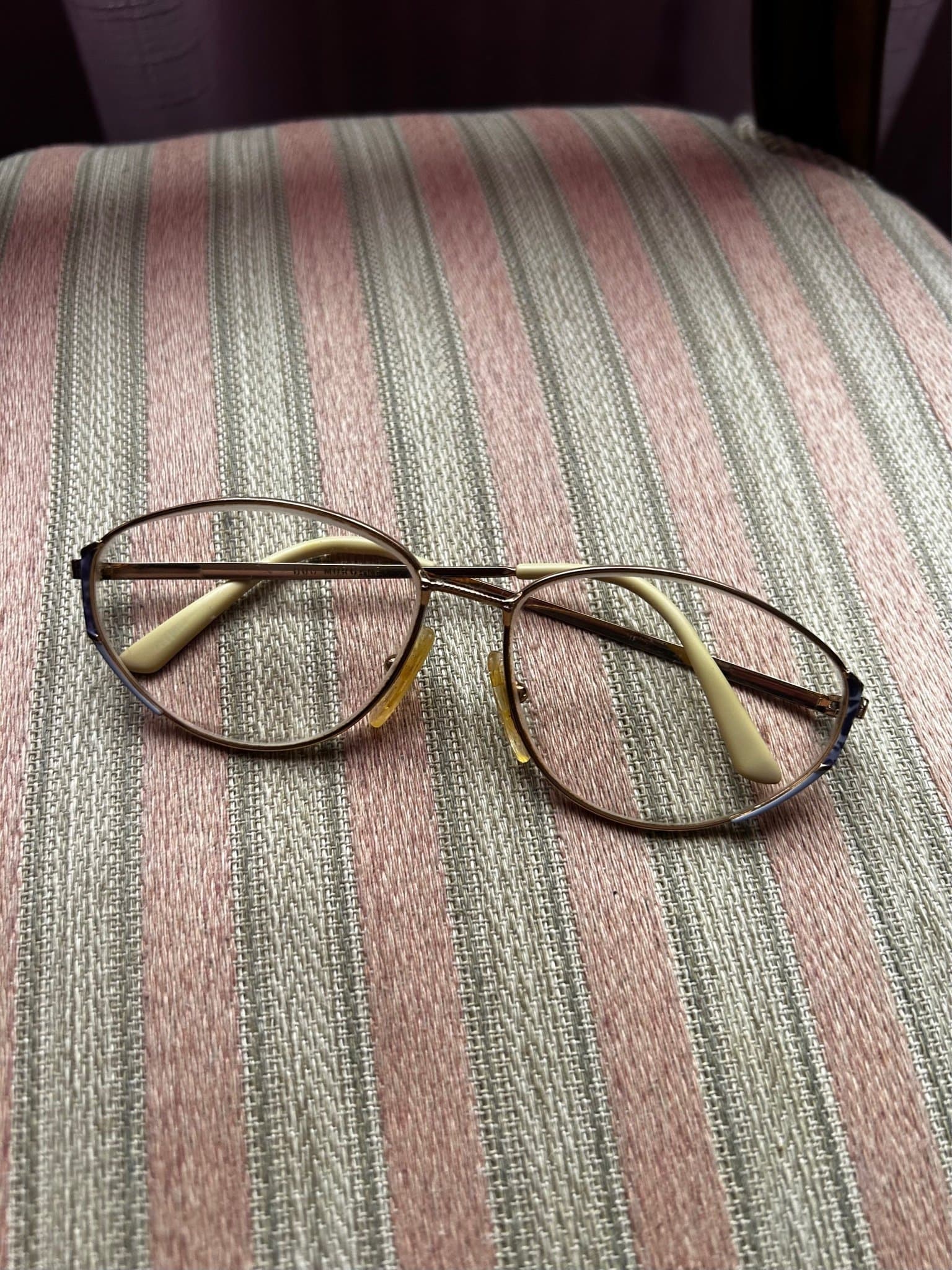 Retro Italiensk dam glasögon med guldfärgad båge + 2 i fint design,vintage