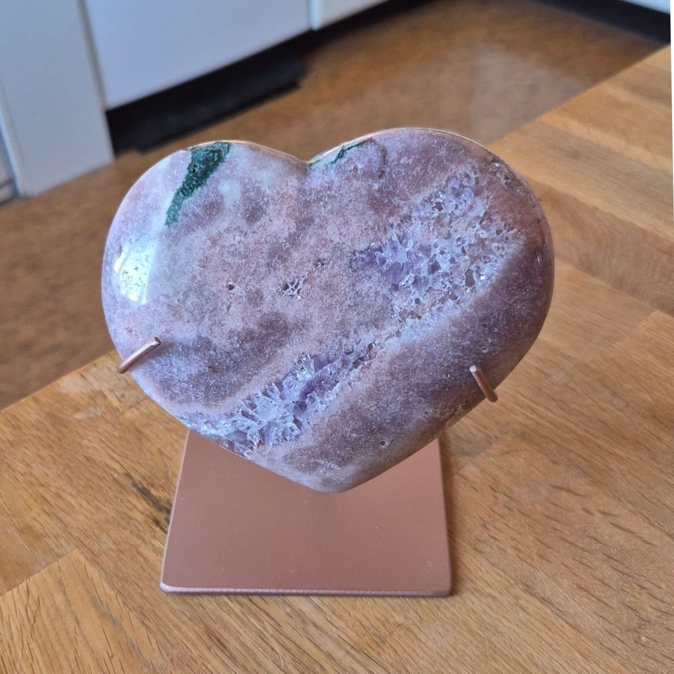 Hjärta i rosa ametist på ställ
