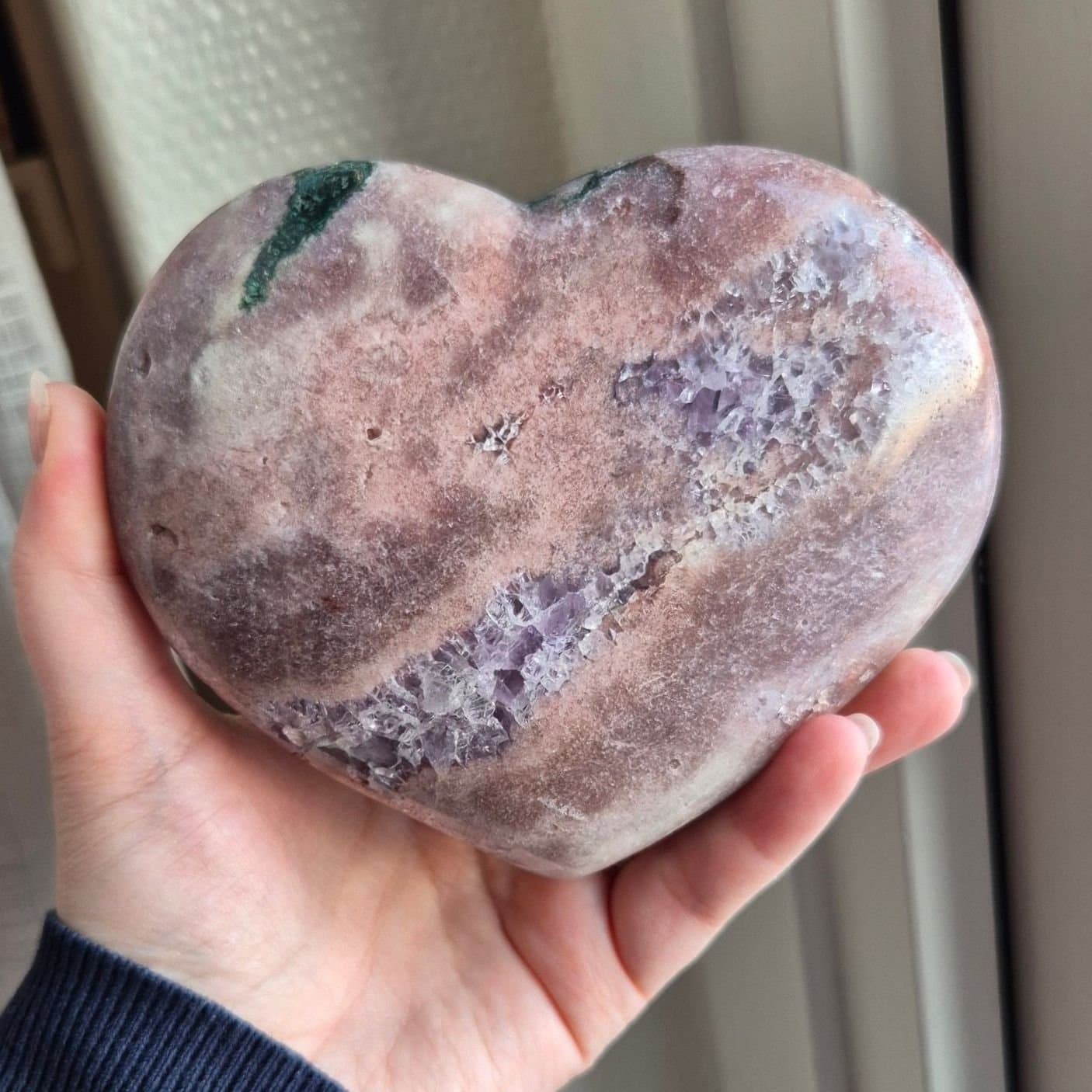 Hjärta i rosa ametist på ställ