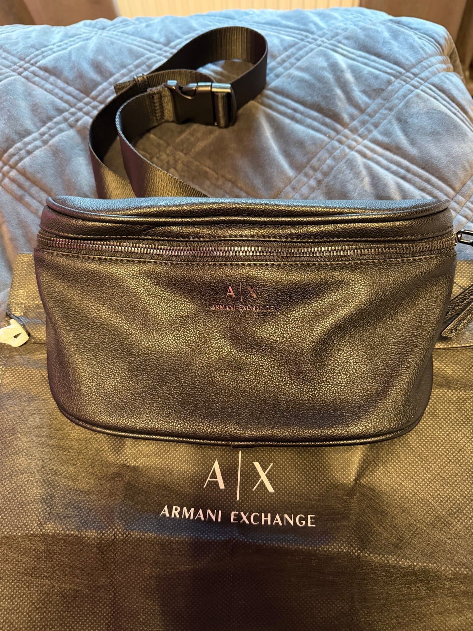 Armani Exchange svart midjeväska