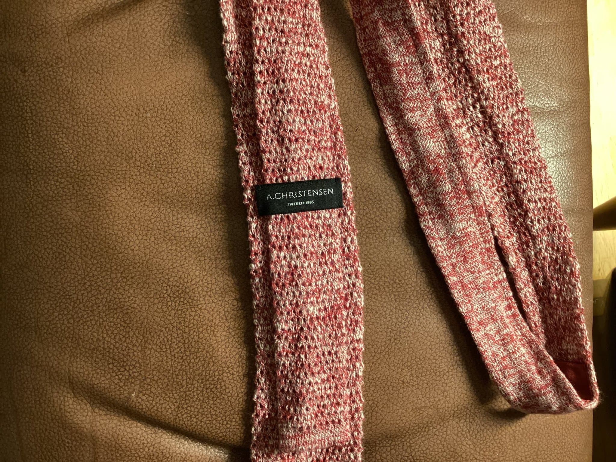 Amanda CHRISTENSEN röd slips