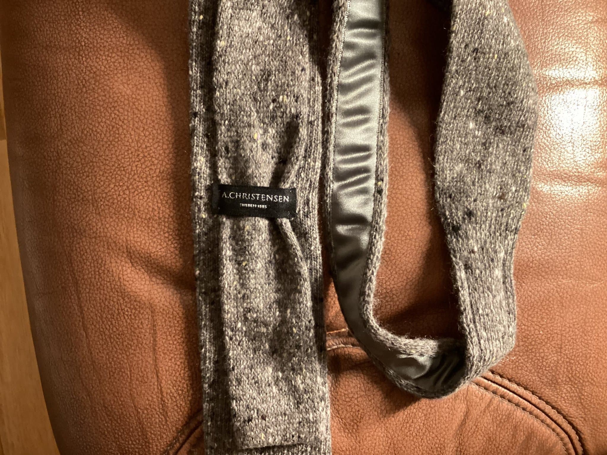 Amanda Christensen grå slips