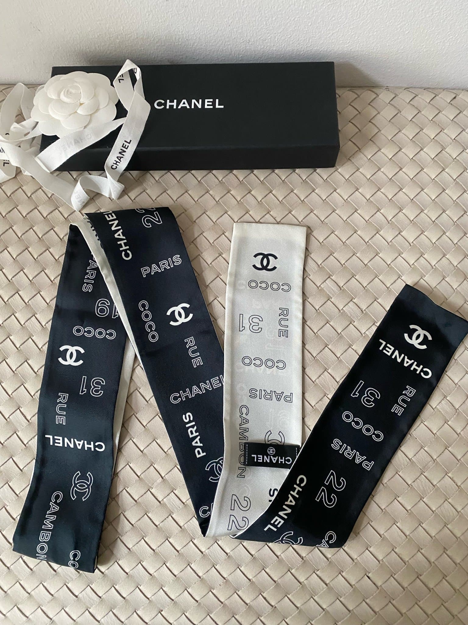 Chanel svart, vit twilly