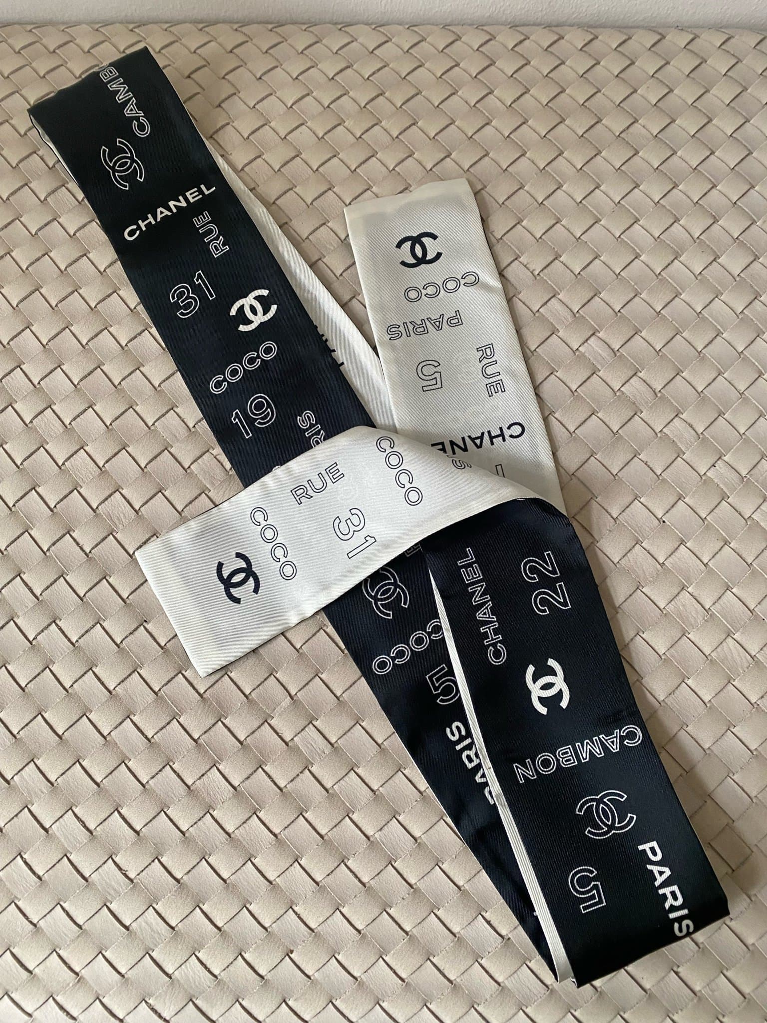 Chanel svart, vit twilly