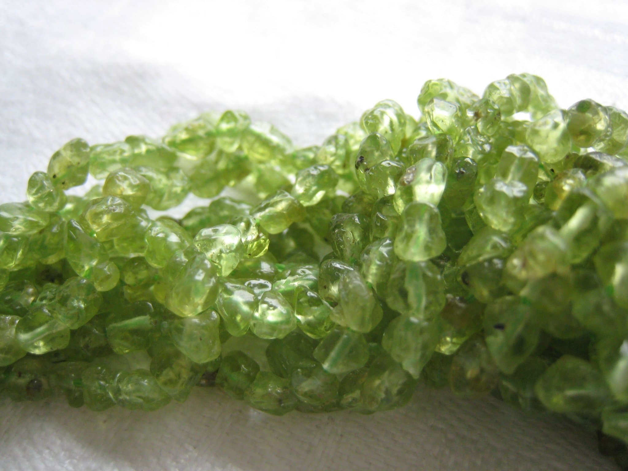 1 sträng små peridot nuggets 4-4,5 x 5mm