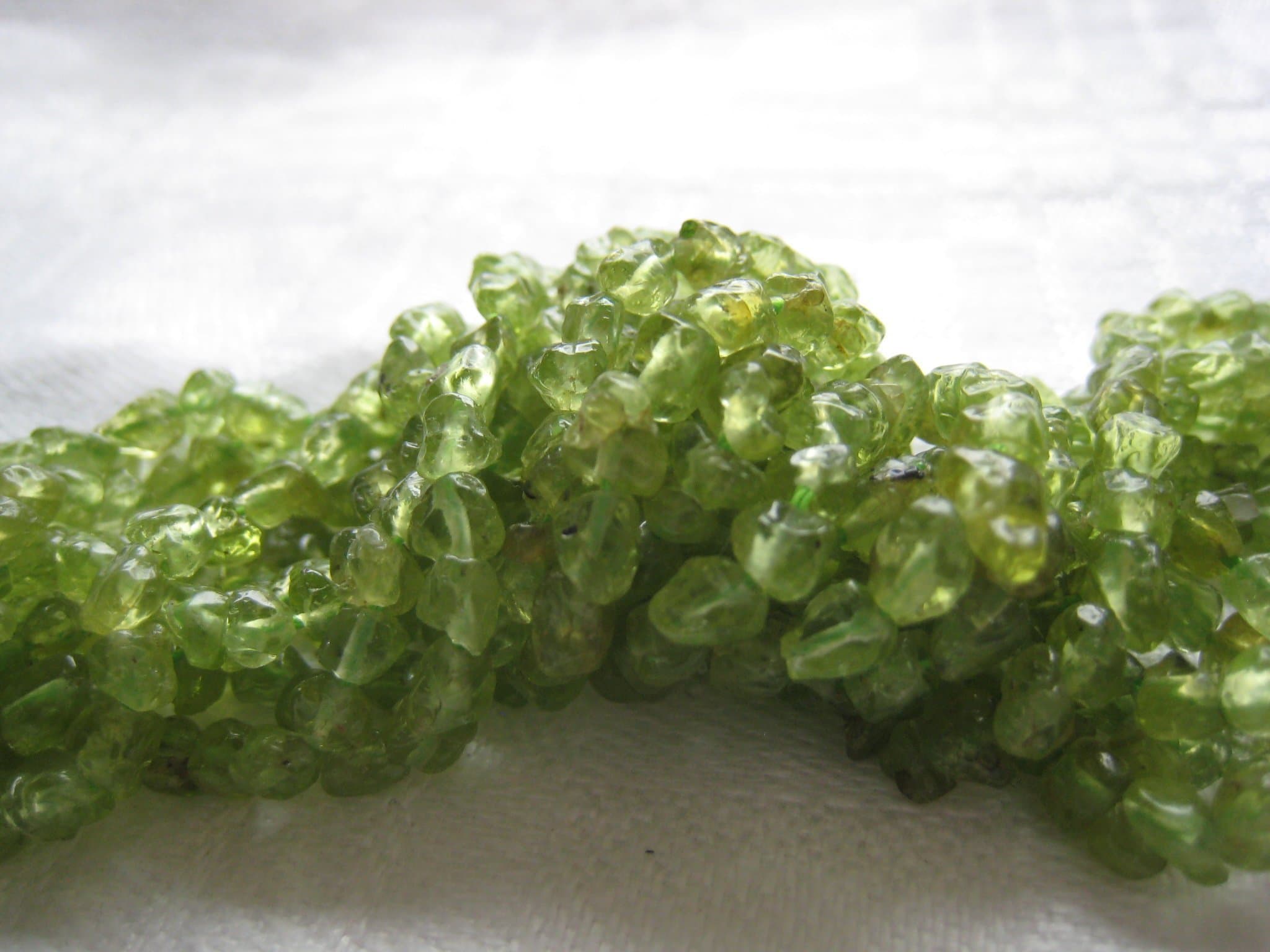 1 sträng små peridot nuggets 4-4,5 x 5mm