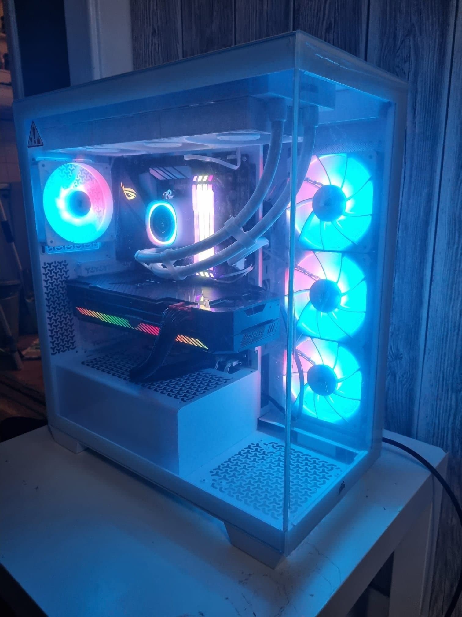 Kraftfull Gamingdator – RTX 3070, Ryzen 7 5700X, 32GB