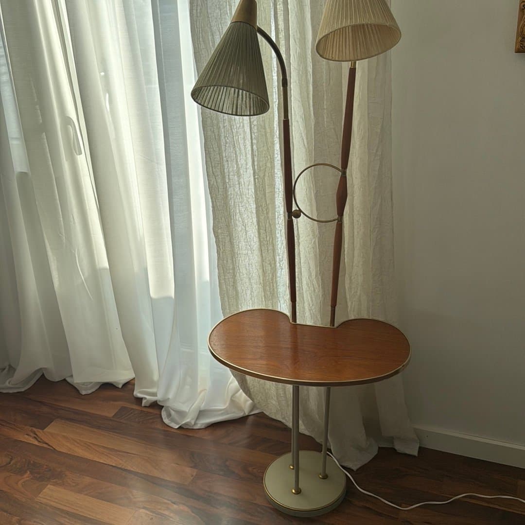 Vintage golvlampa med bord, teak, mässing-Rejmyra.