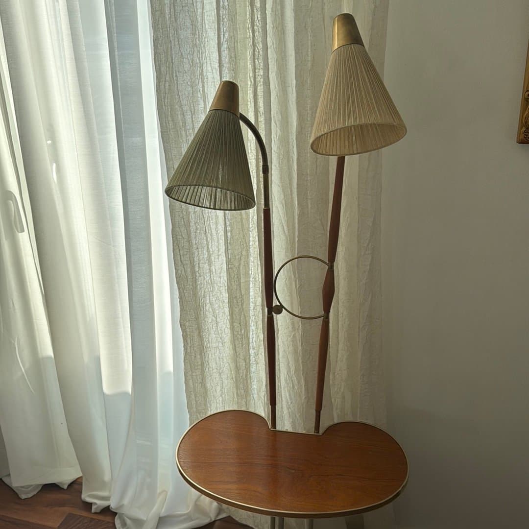 Vintage golvlampa med bord, teak, mässing-Rejmyra.