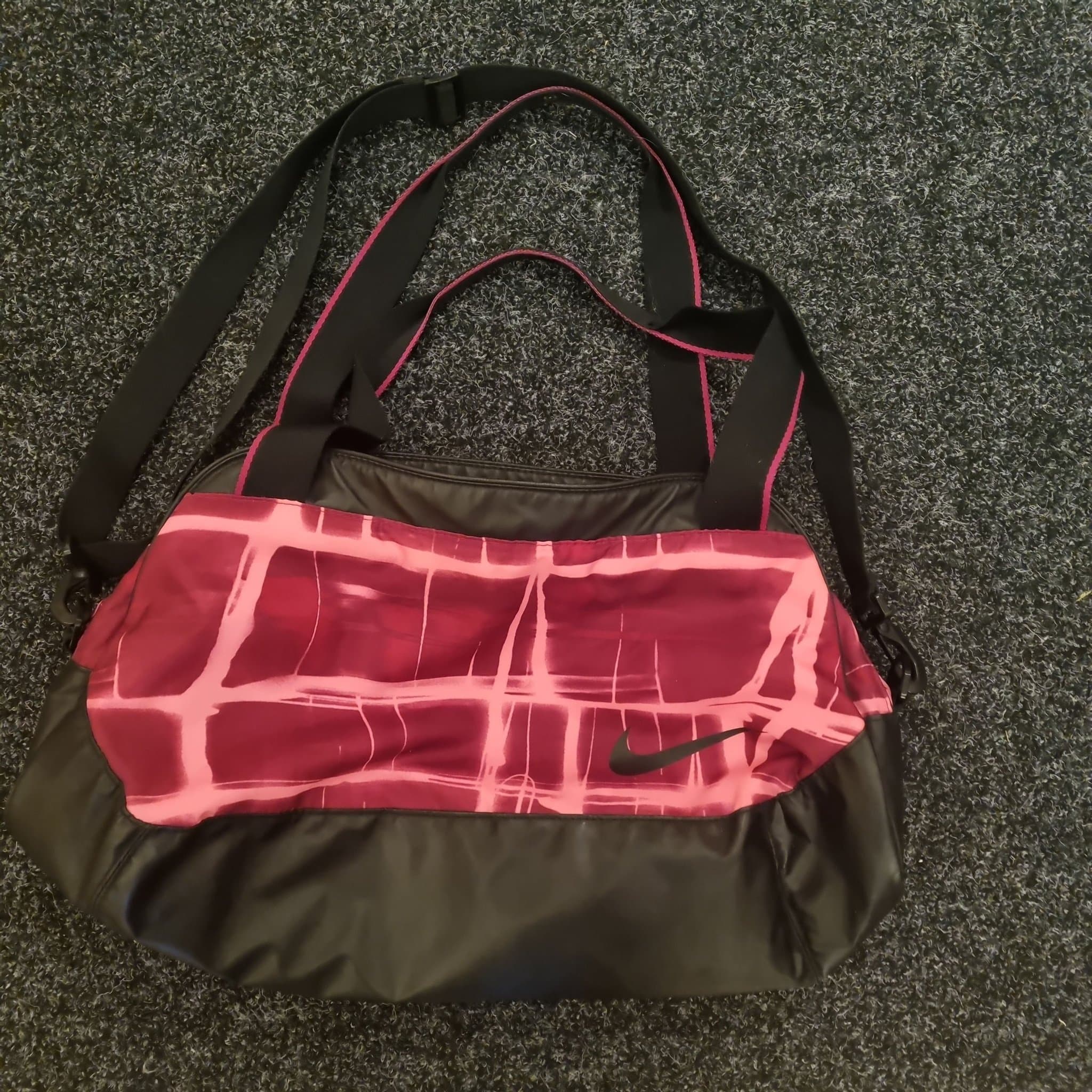 Nike träningsväska i svart och rosa