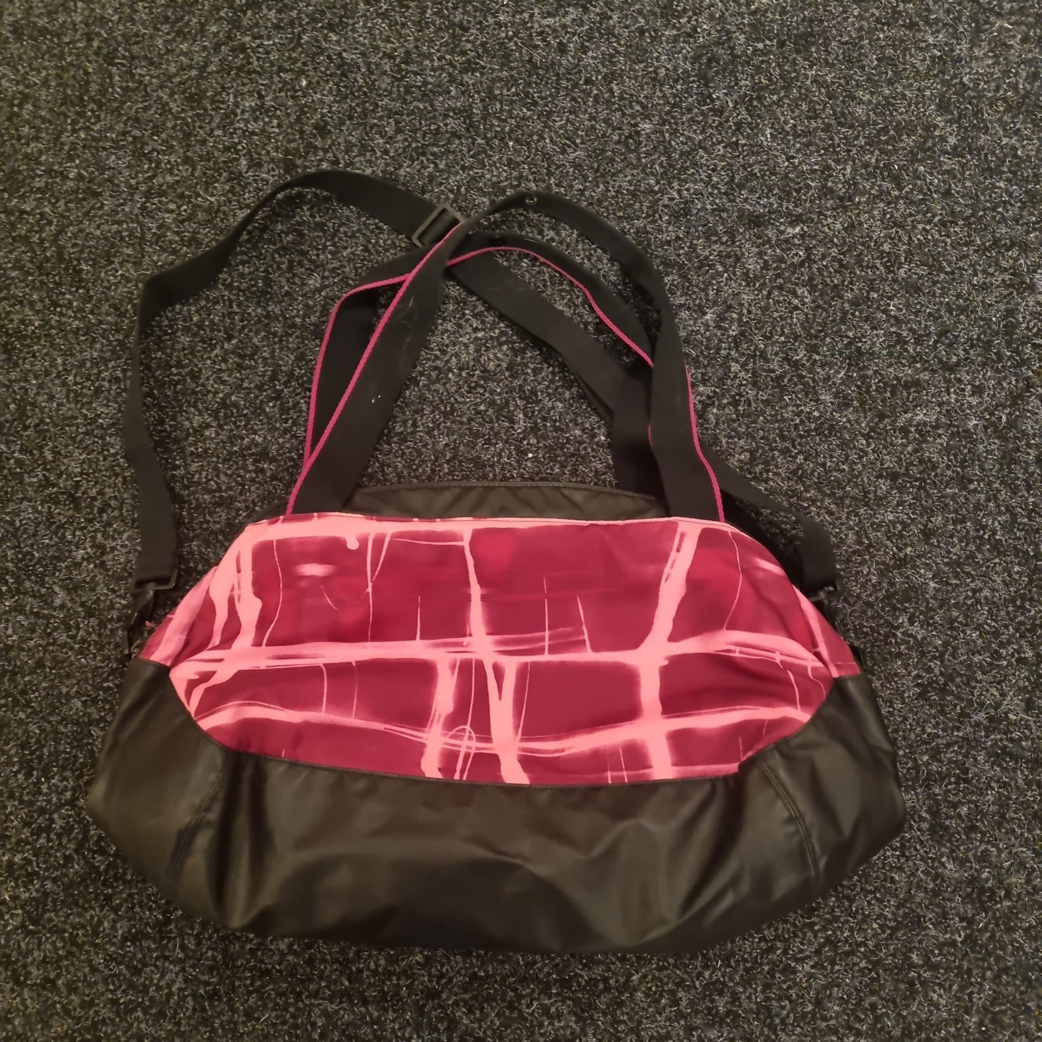 Nike träningsväska i svart och rosa