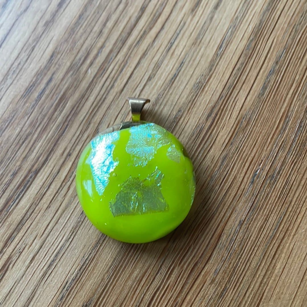 Berlock/halsbandshänge, glasfusion ca 25 mm