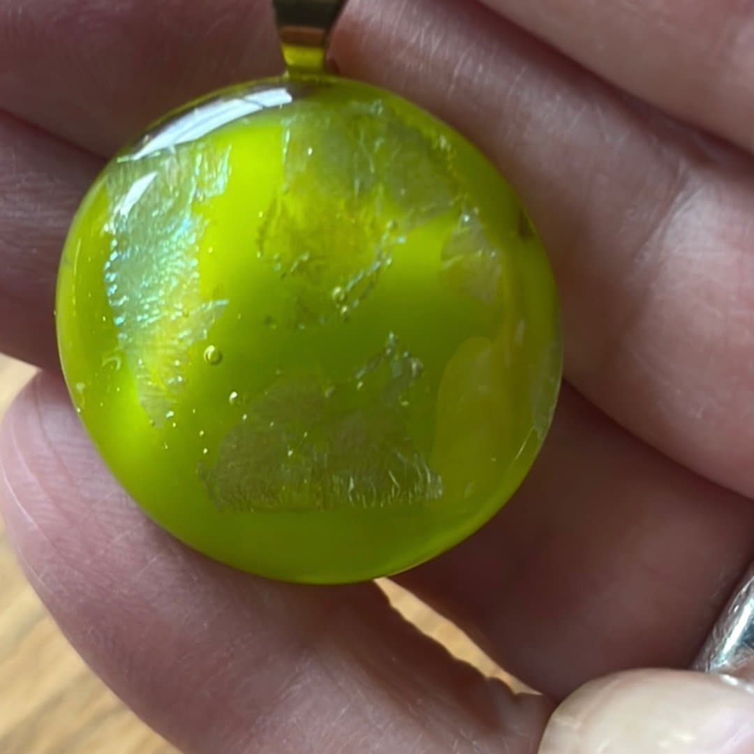 Berlock/halsbandshänge, glasfusion ca 25 mm