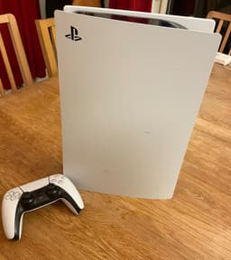 Playstation 5 Disc med en trådlös handkontroll.