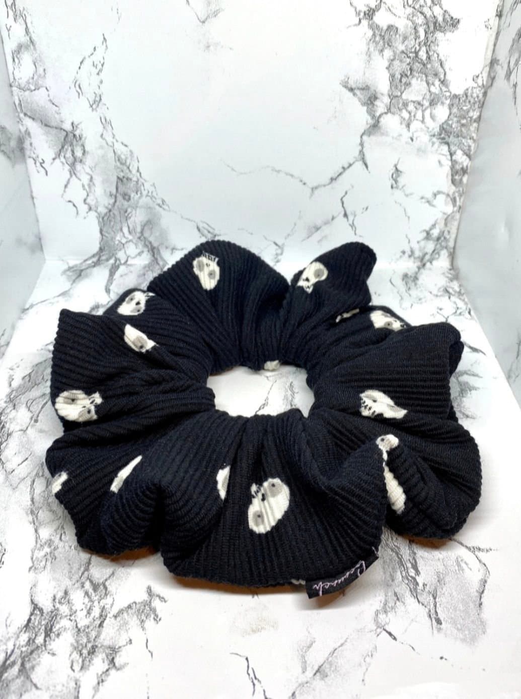 Svart dödskallemönstrad överdimensionerad XXL Scrunchie Enchanted Scrunch NY