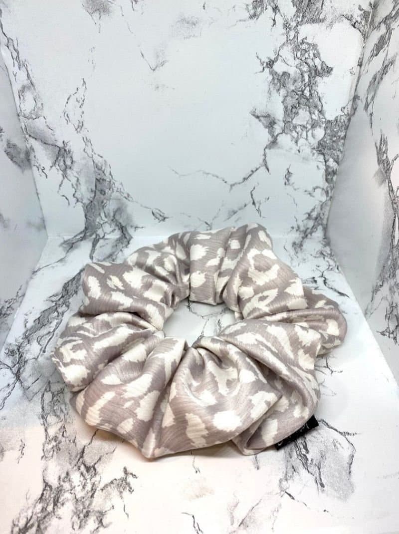 Leopardmönstrad silke siden överdimensionerad XXL Scrunchie Enchanted Scrunch NY