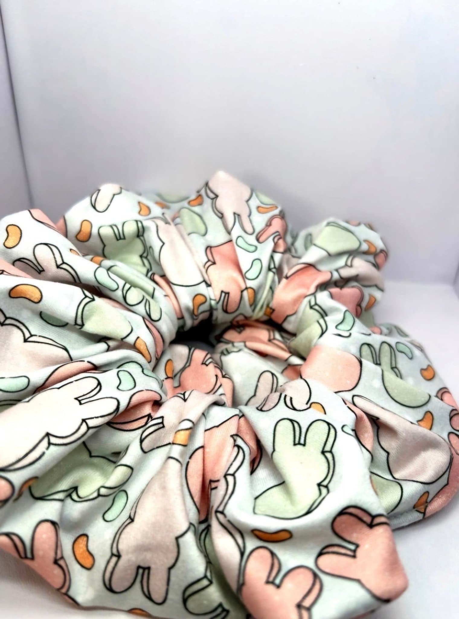 Pastellfärgad kaninmönstrad överdimensionerad XXL Scrunchie Enchanted Scrunch NY