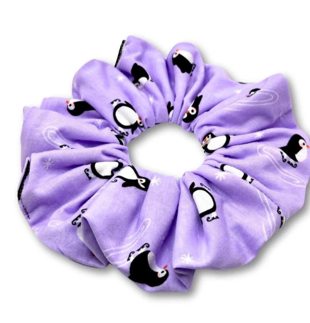 Lila pingvinmönstrad överdimensionerad XXL scrunchie Enchanted Scrunch NY