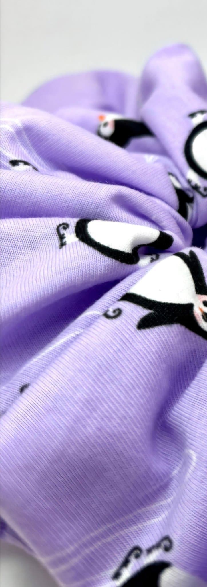 Lila pingvinmönstrad överdimensionerad XXL scrunchie Enchanted Scrunch NY