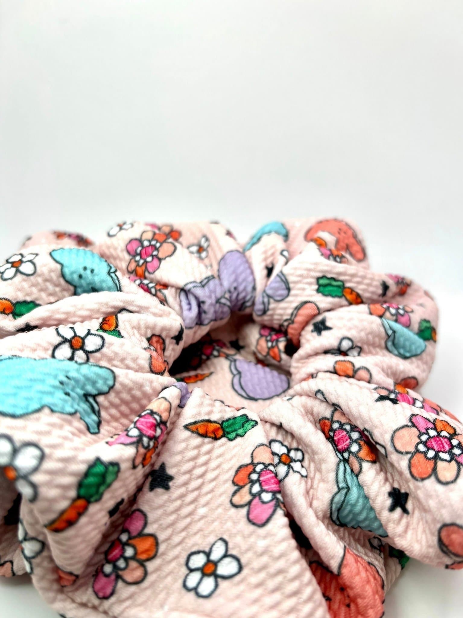 Blom- & kaninmönstrad XXL överdimensionerad Påsk Scrunchie Enchanted Scrunch