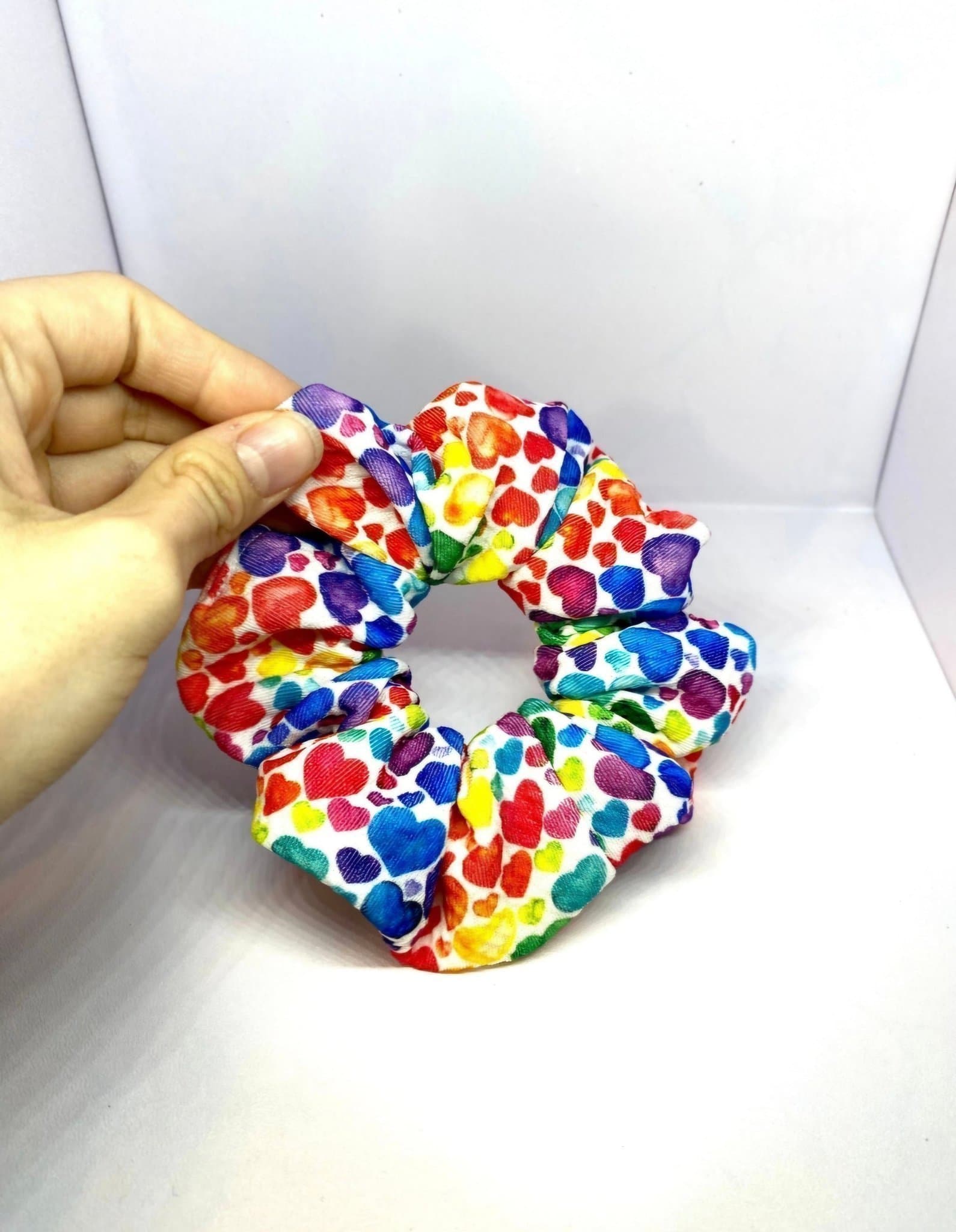Mini regnbågs hjärtan mönstrad Scrunchie snodd från Enchanted Scrunch NY Pride