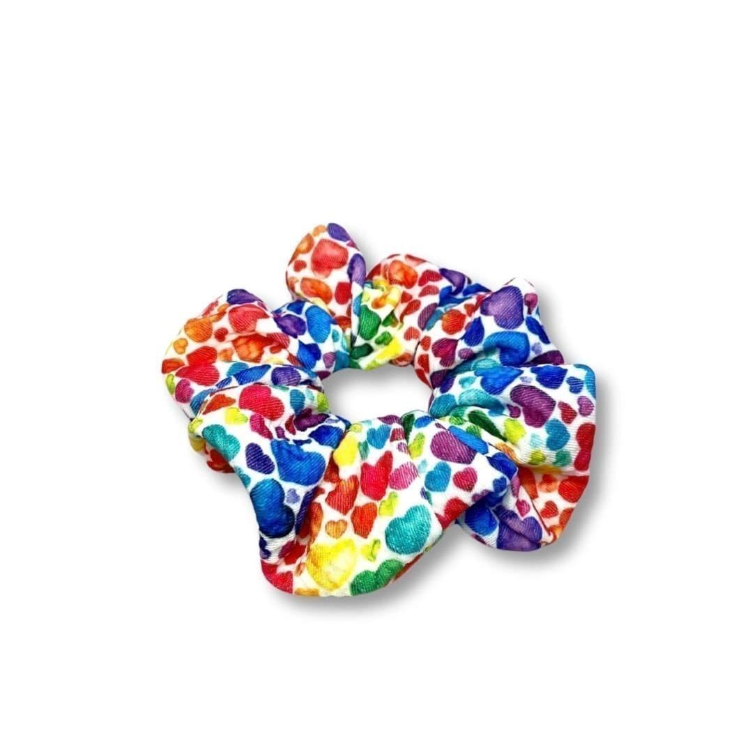 Mini regnbågs hjärtan mönstrad Scrunchie snodd från Enchanted Scrunch NY Pride