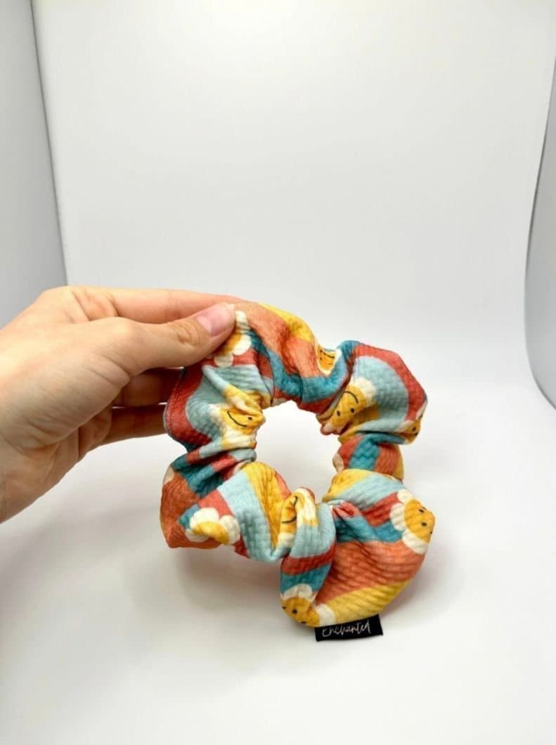 Mini färgglad Daisy boho Scrunchie hårsnodd från Enchanted Scrunch NY