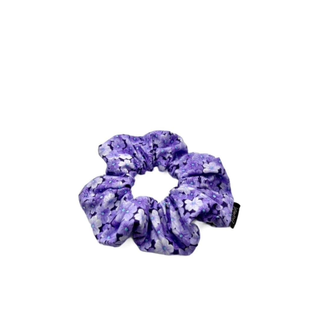 Mini lila blommönstrad Scrunchie hårsnodd från Enchanted Scrunch NY