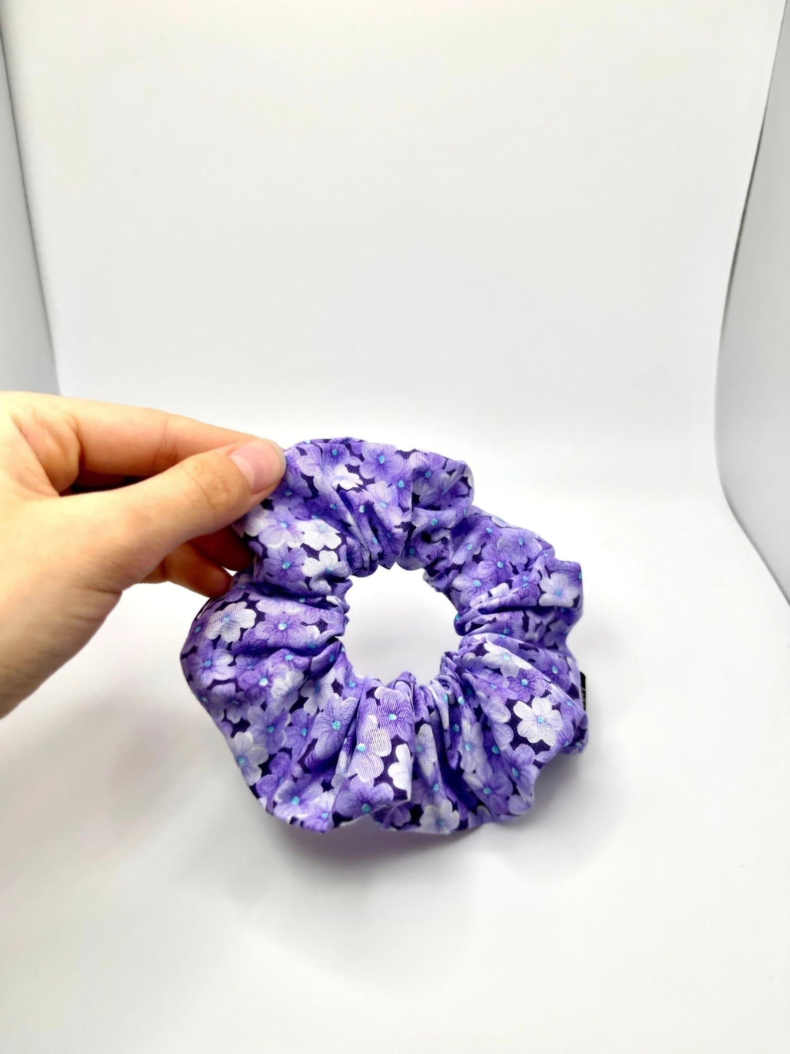 Mini lila blommönstrad Scrunchie hårsnodd från Enchanted Scrunch NY