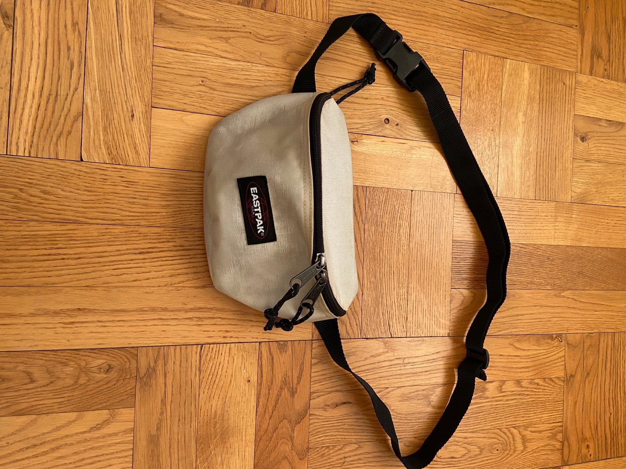 Eastpak ljusbeige midjeväska