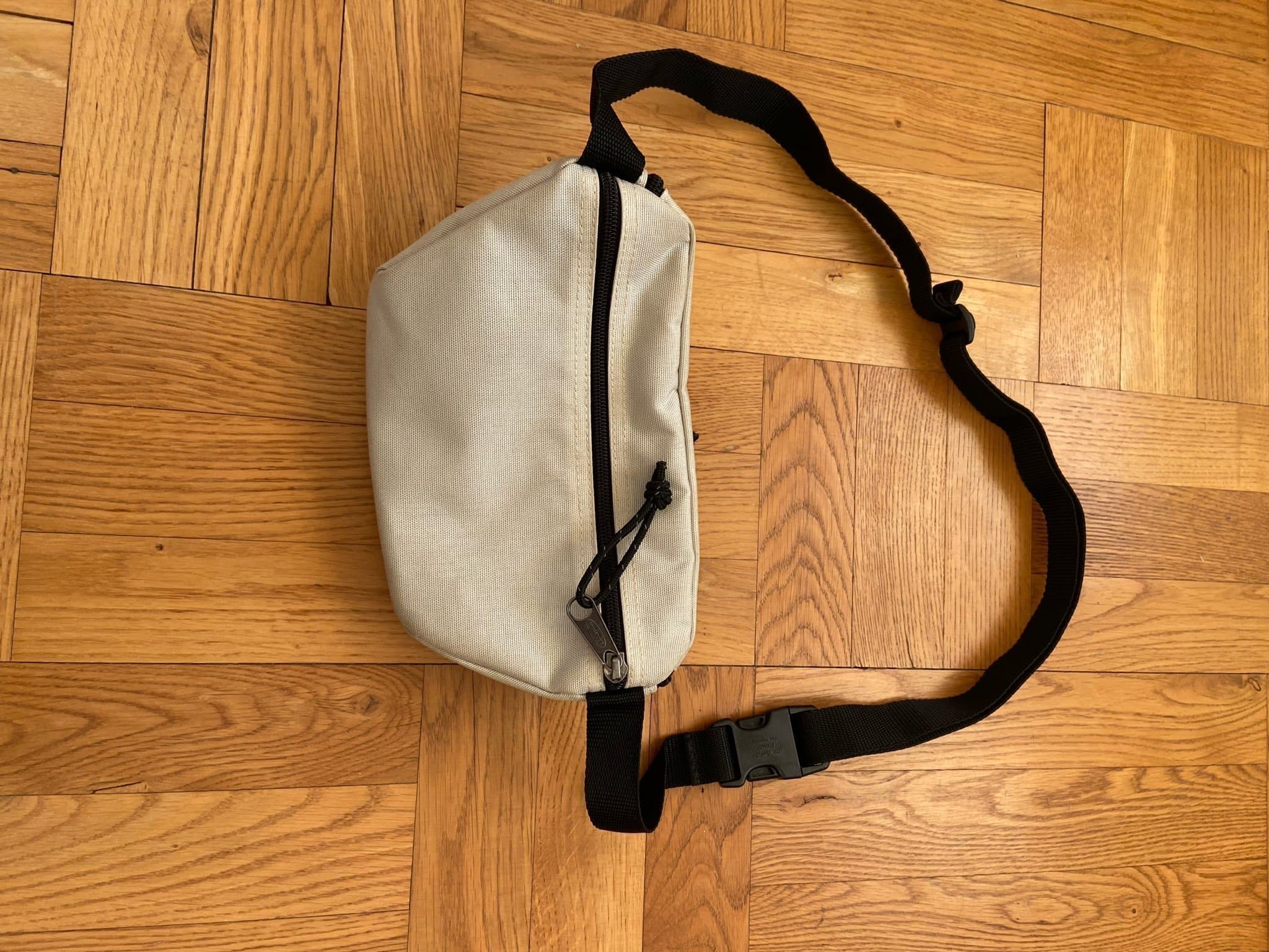 Eastpak ljusbeige midjeväska