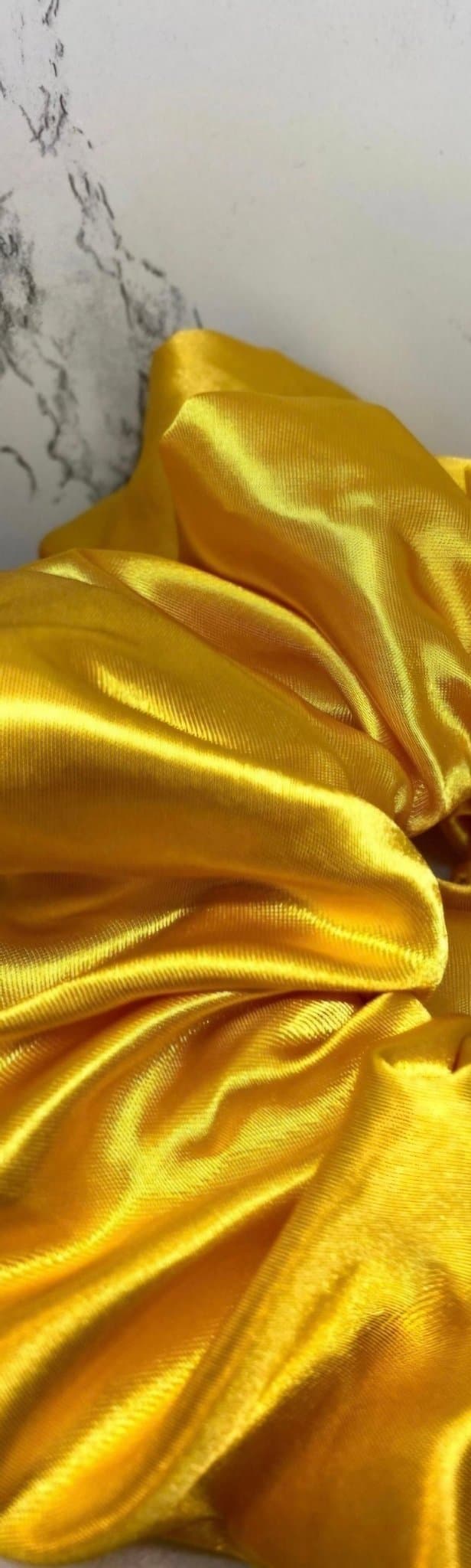 Guldfärgad överdimensionerad XXL Scrunchie snodd i siden Enchanted Scrunchie NY