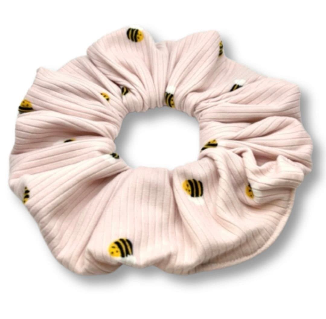 Ljusrosa bimönstrad överdimensionerad ribbad Scrunchie Enchanted Scrunch NY