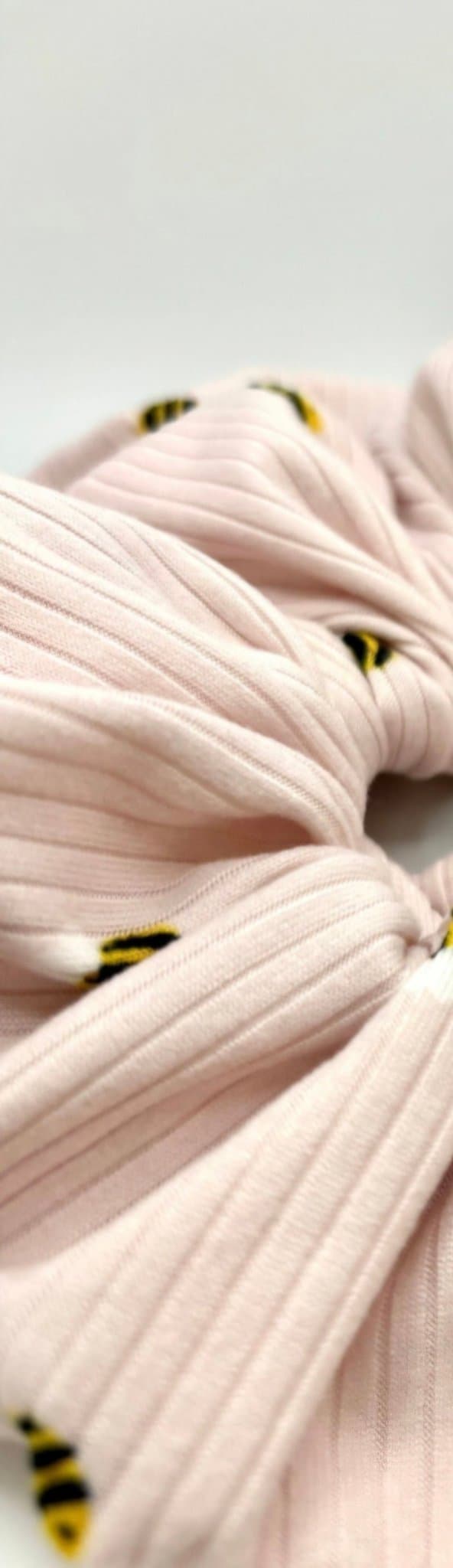 Ljusrosa bimönstrad överdimensionerad ribbad Scrunchie Enchanted Scrunch NY