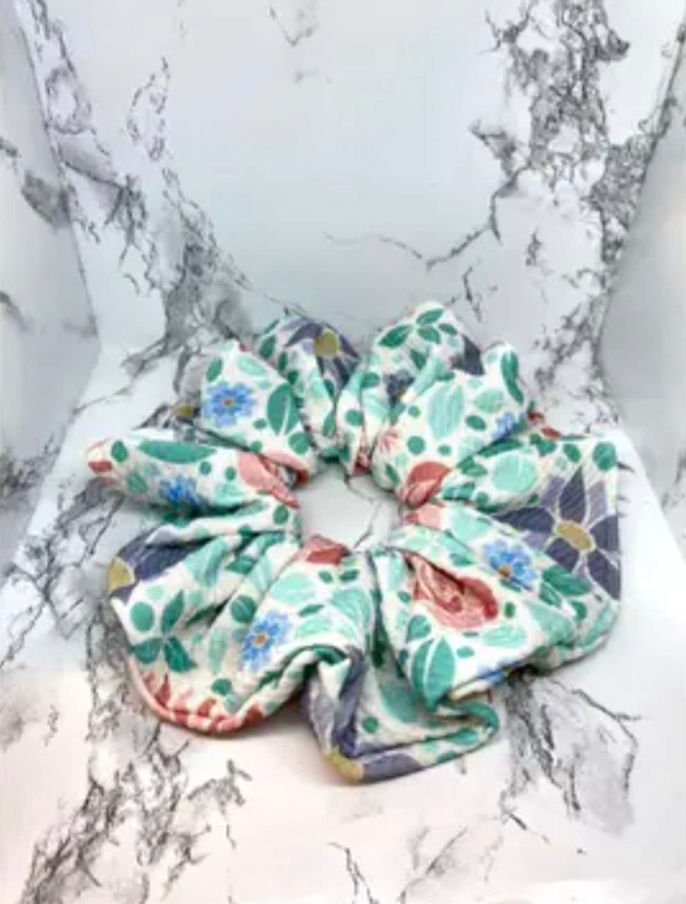 Blå blommönstrad XXL överdimensionerad vår Scrunchie Enchanted Scrunch NY