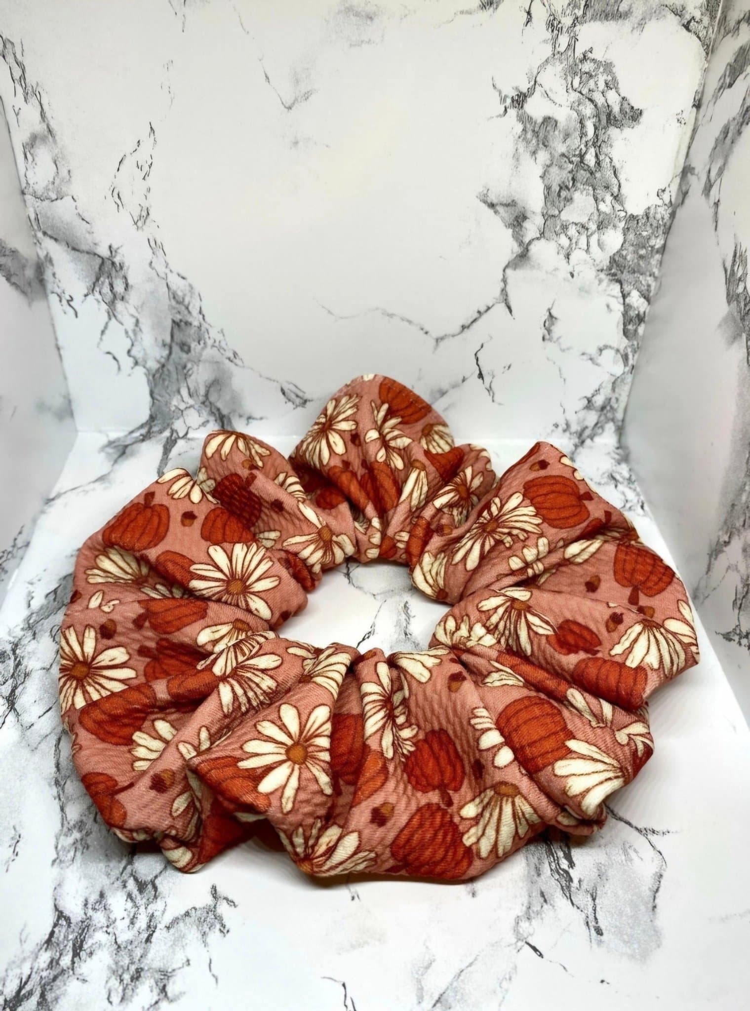 Blommig pumpamönstrad XXL överdimensionerad Scrunchie Enchanted Scrunch NY