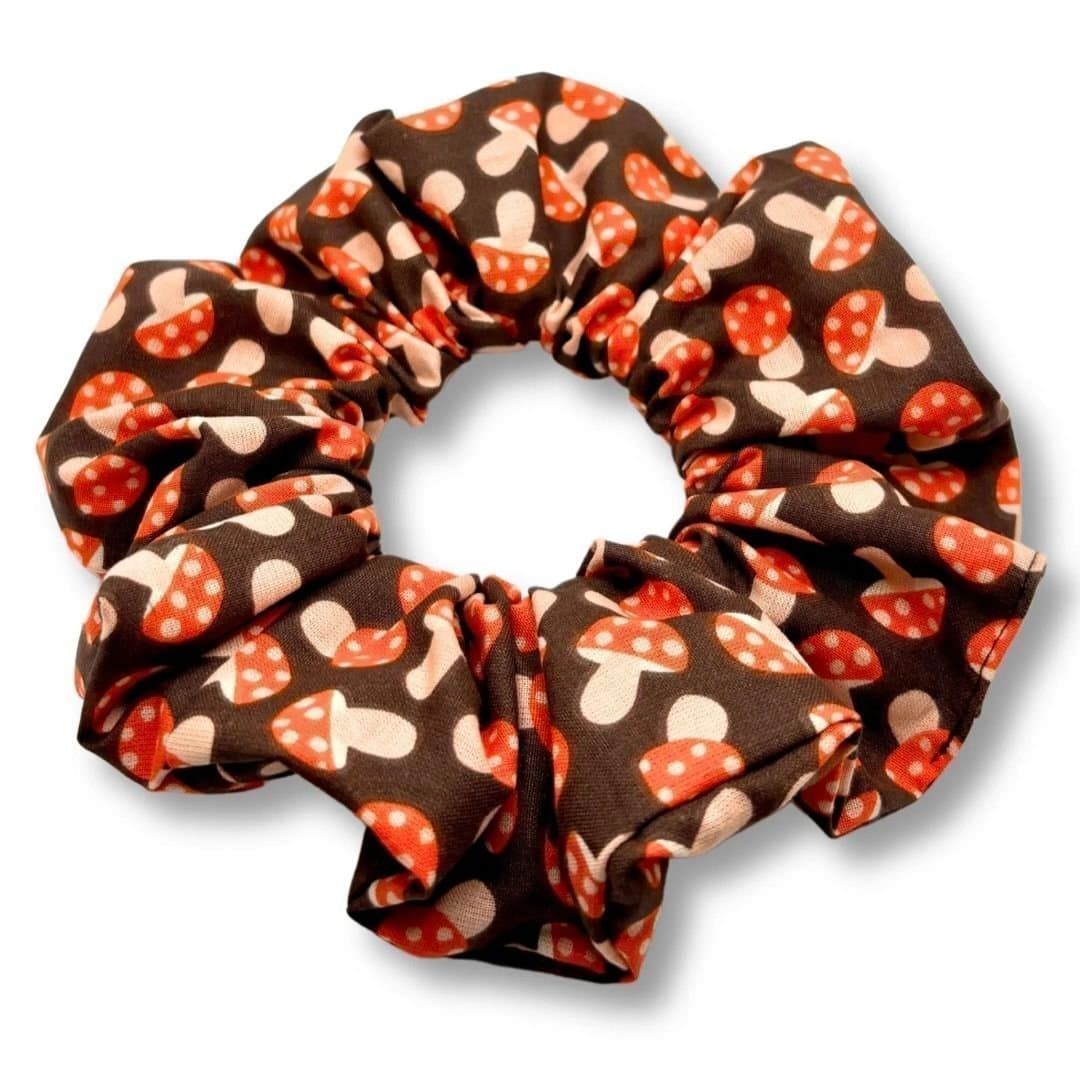 Brun flugsvampmönstrad överdimensionerad XXL scrunchie Enchanted Scrunch NY