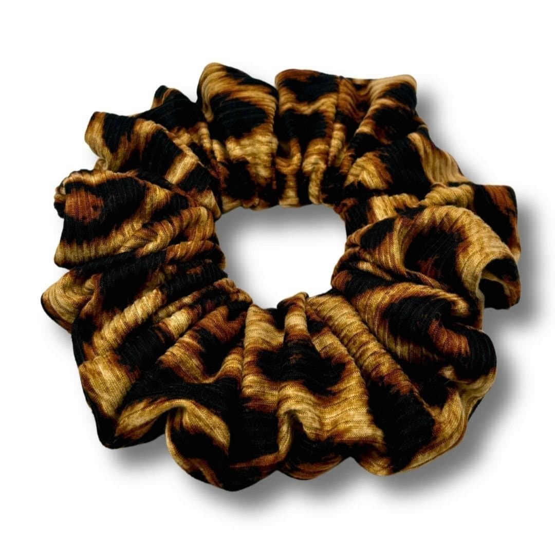 Brun leopardmönstrad XXL överdimensionerad ribbad Scrunchie Enchanted Scrunch NY