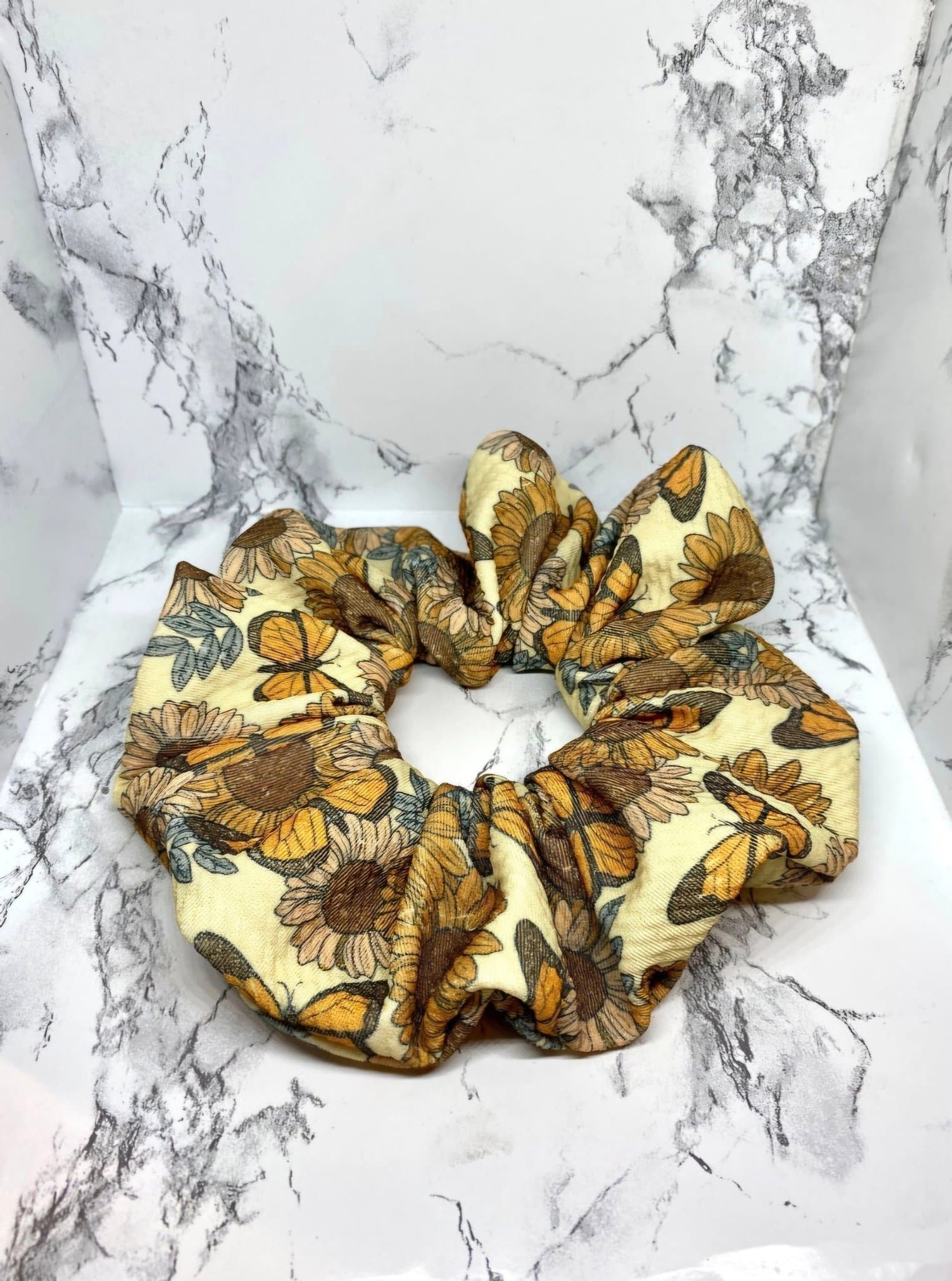 Fjäril & solrosmönstrad XXL överdimensionerad Scrunchie Enchanted Scrunch NY