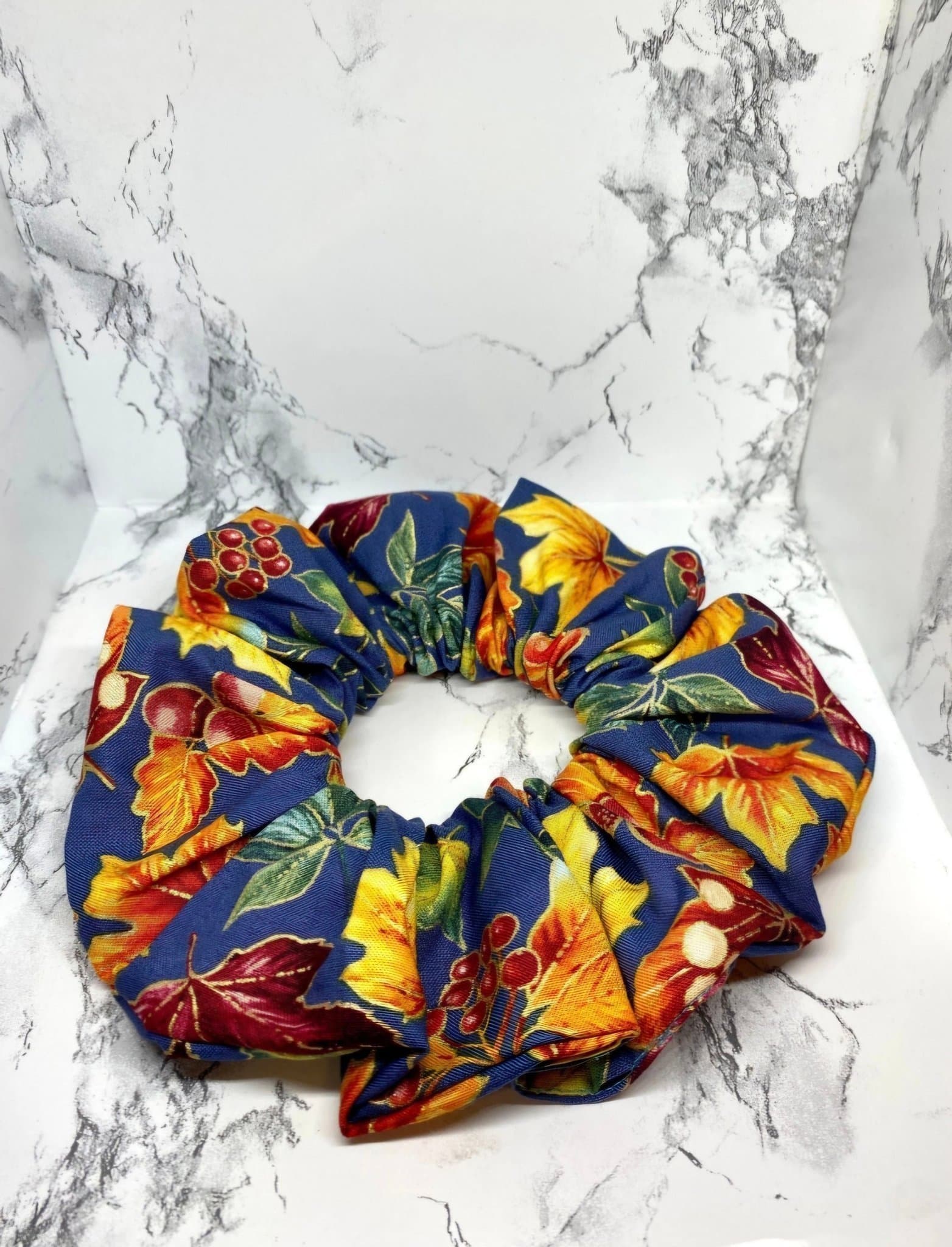 Marinblå lövmönstrad överdimensionerad XXL scrunchie Enchanted Scrunch NY