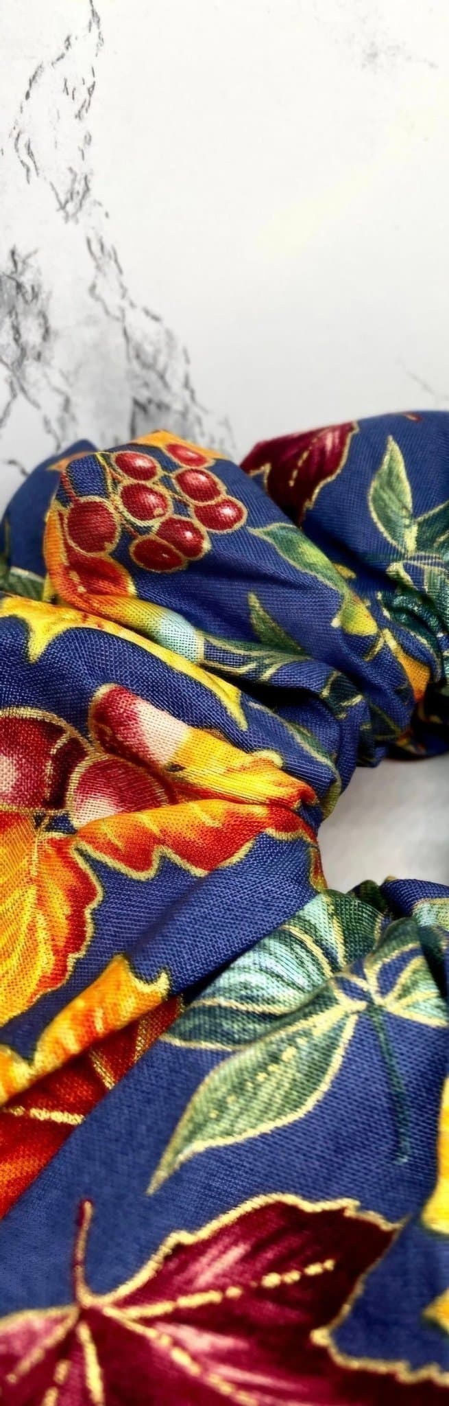 Marinblå lövmönstrad överdimensionerad XXL scrunchie Enchanted Scrunch NY