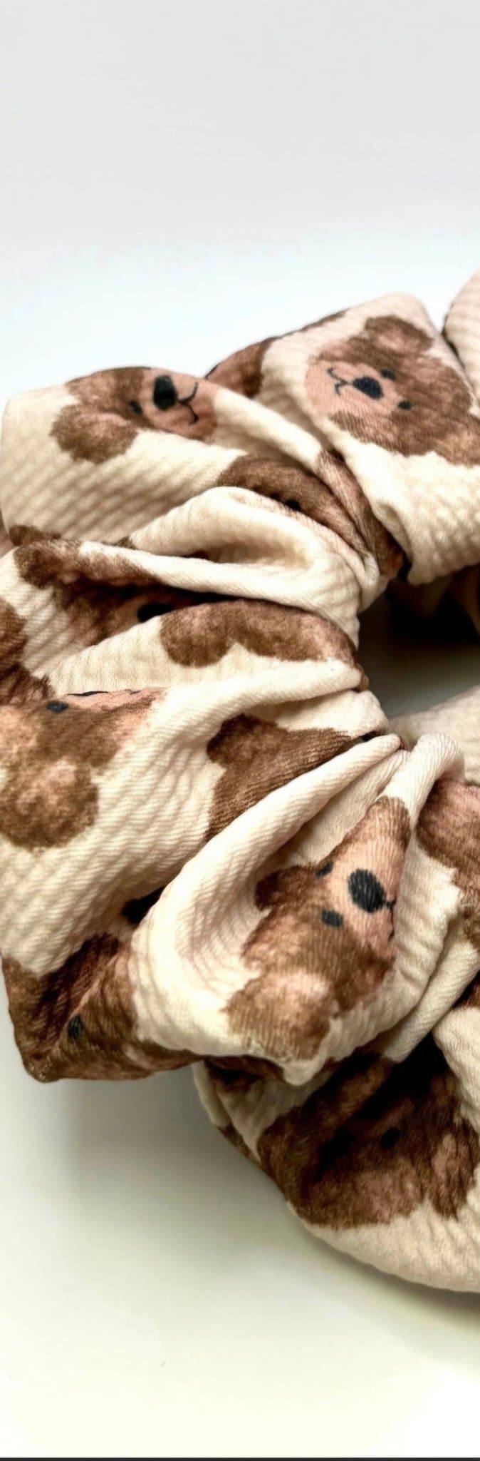 Nallebjörnmönstrad överdimensionerad bullet Scrunchie Enchanted Scrunch NY