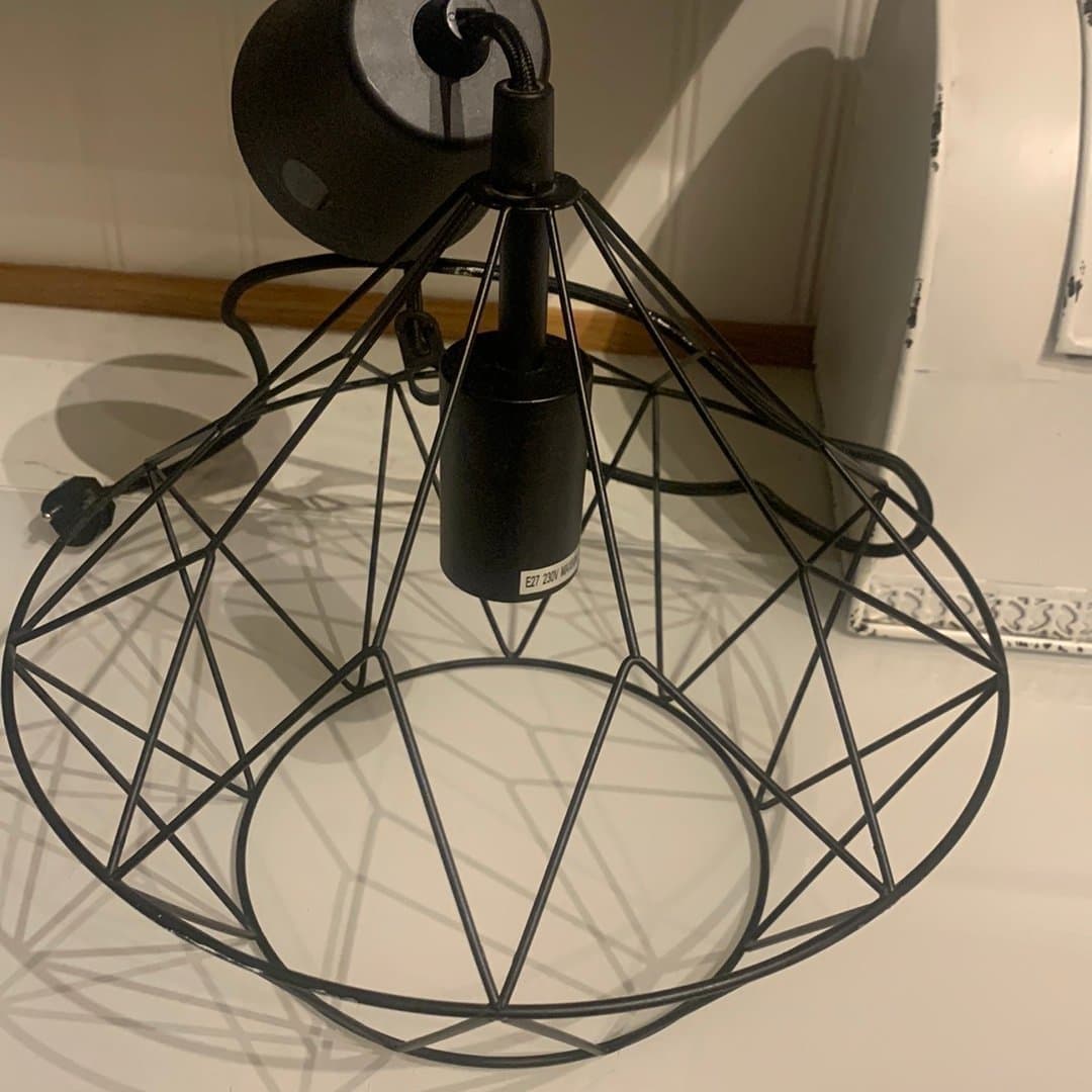 Svart taklampa med geometrisk design