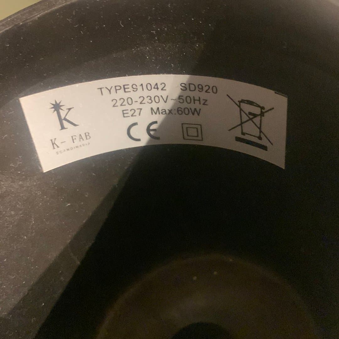 Svart taklampa med geometrisk design