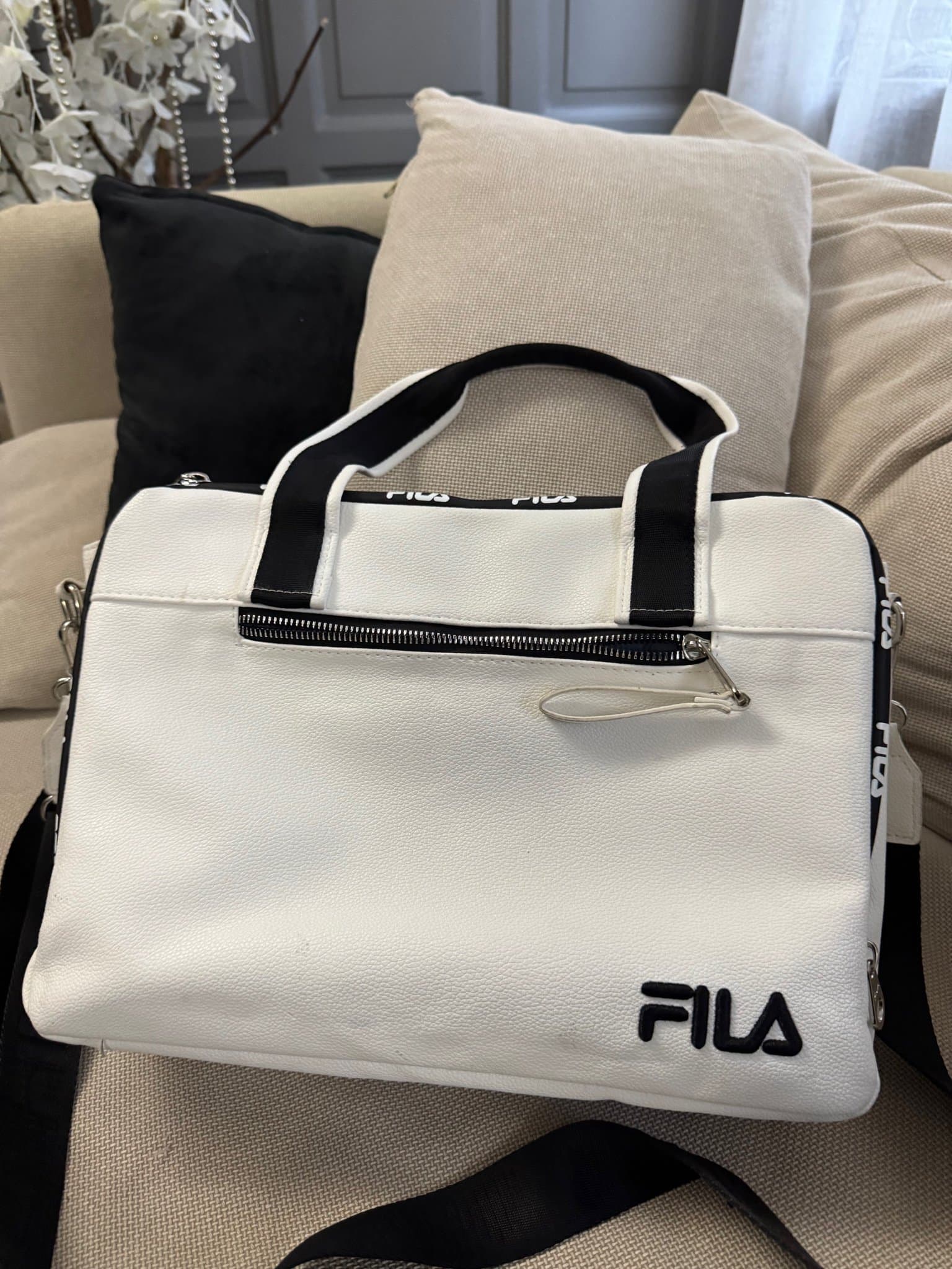 Fila vit väska