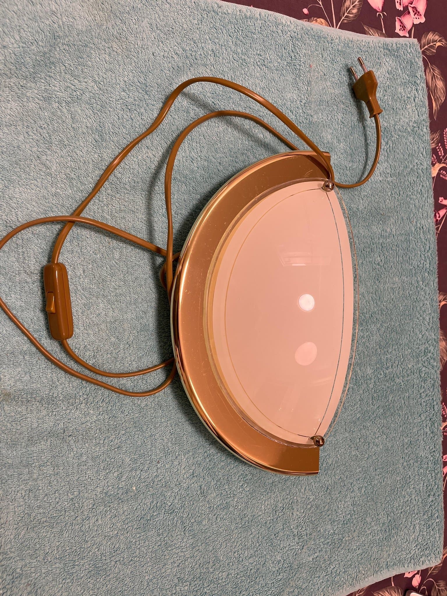 Vägglampa med strömbrytare