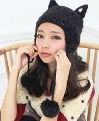 Stickad MÖSSA MED ÖRON svart beige barn vuxen vårmössa mjuk skön snöre ej foder