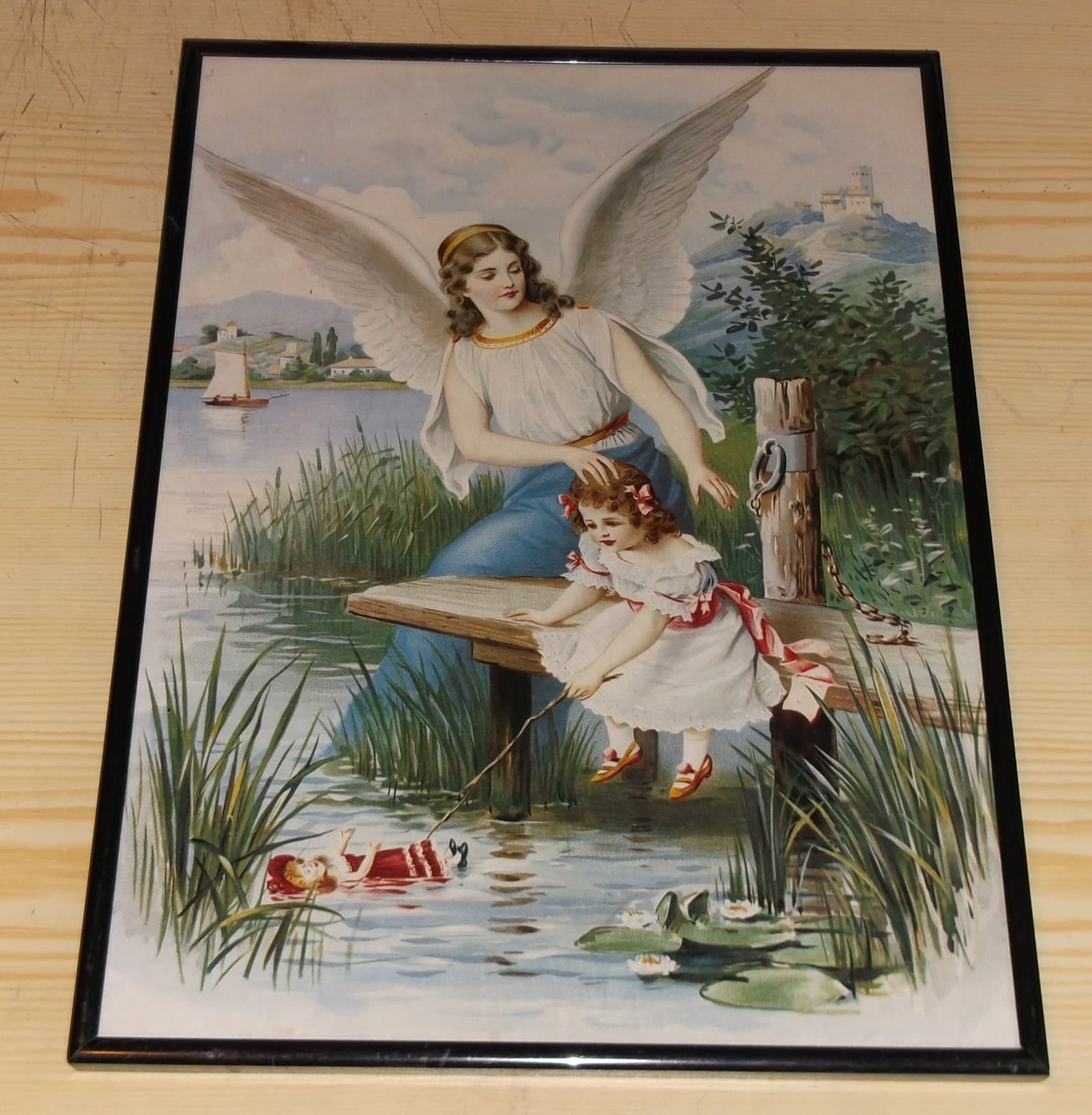 Tavla med SkyddsÄngel och lekande barn på brygga vid vatten Ängel