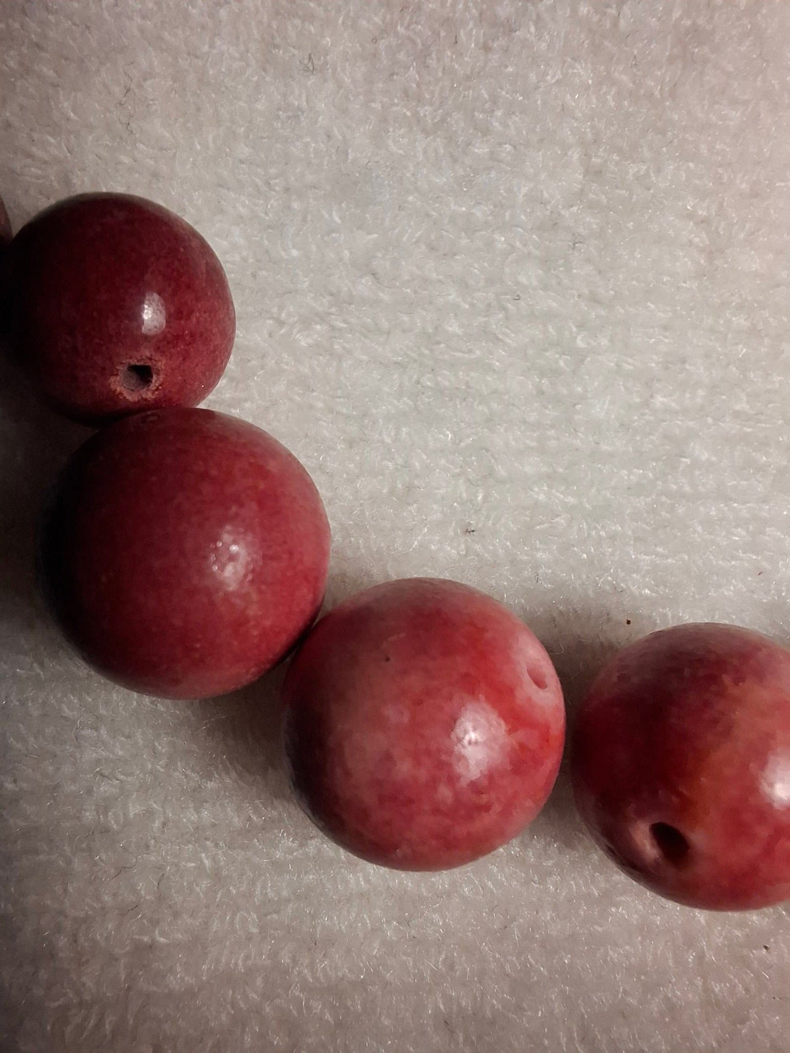 Äkta stenpärlor från 1,4>0,9 mm. Se bilder.